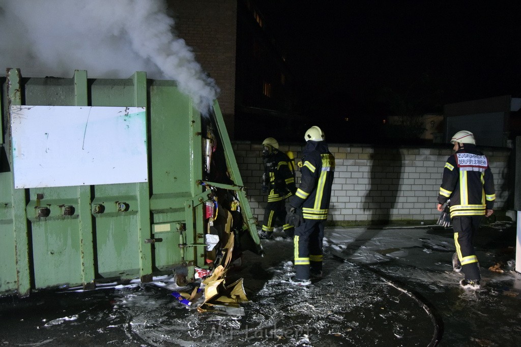 Feuer Papp Presscontainer Koeln Hoehenberg Bochumerstr P222.JPG - Miklos Laubert